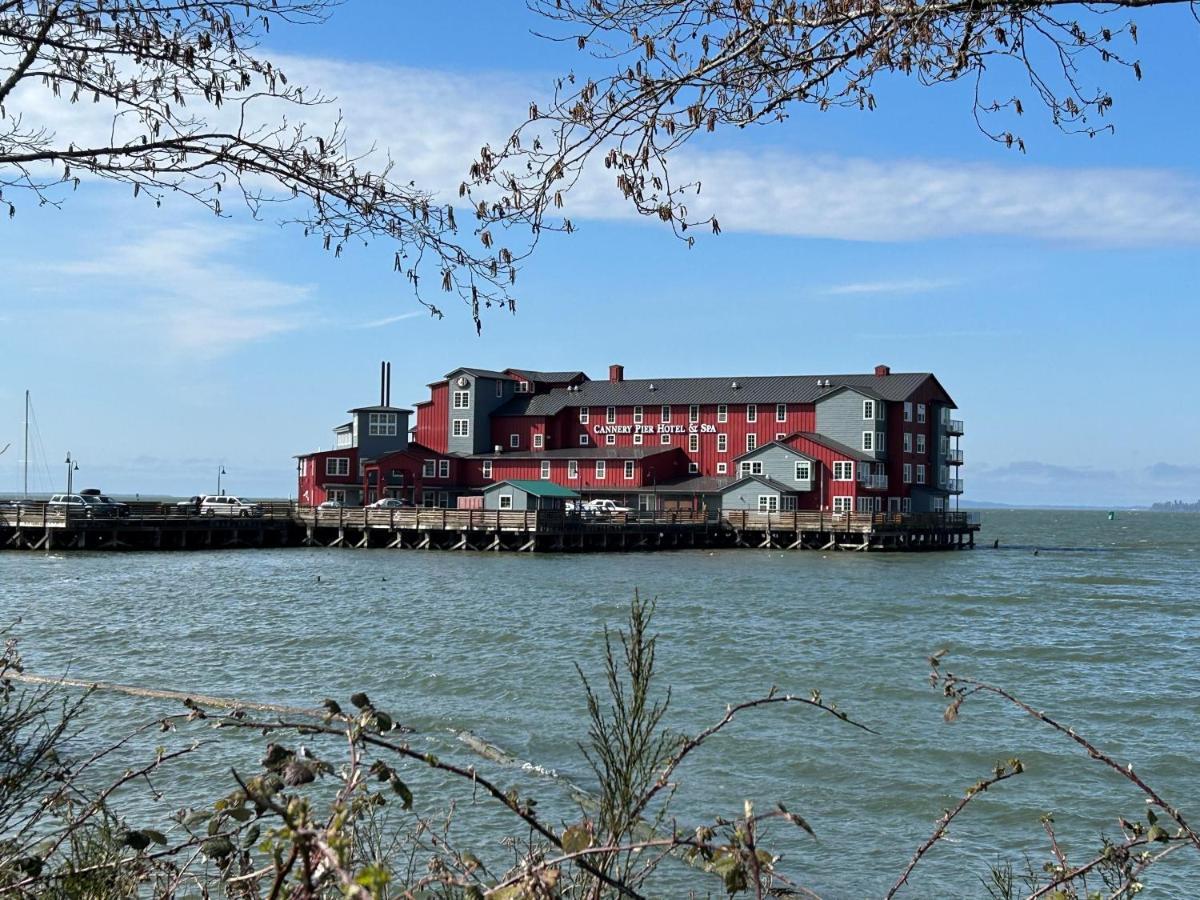Cannery Pier Hotel & Spa Astoria Exterior photo